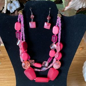 LIKE NEW Stone/Acrylic Beaded Necklace and     Earrings Set
